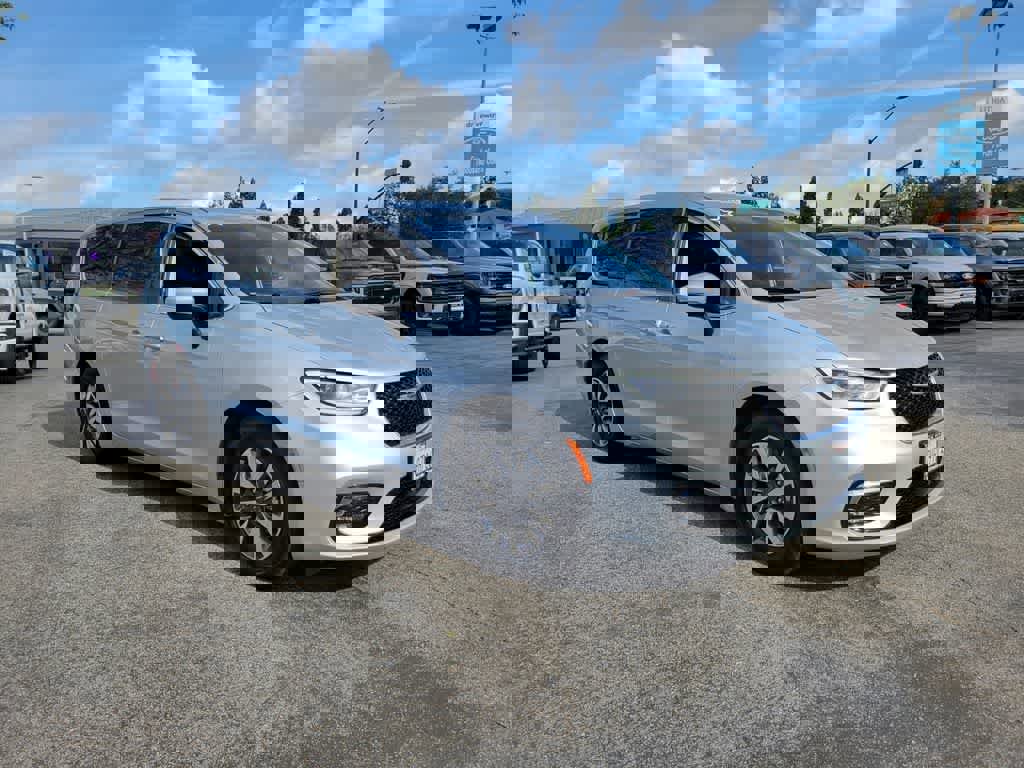 Used 2023 Chrysler Pacifica Touring-L image 9