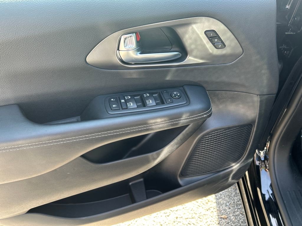 Used 2025 Chrysler Pacifica Select image 14