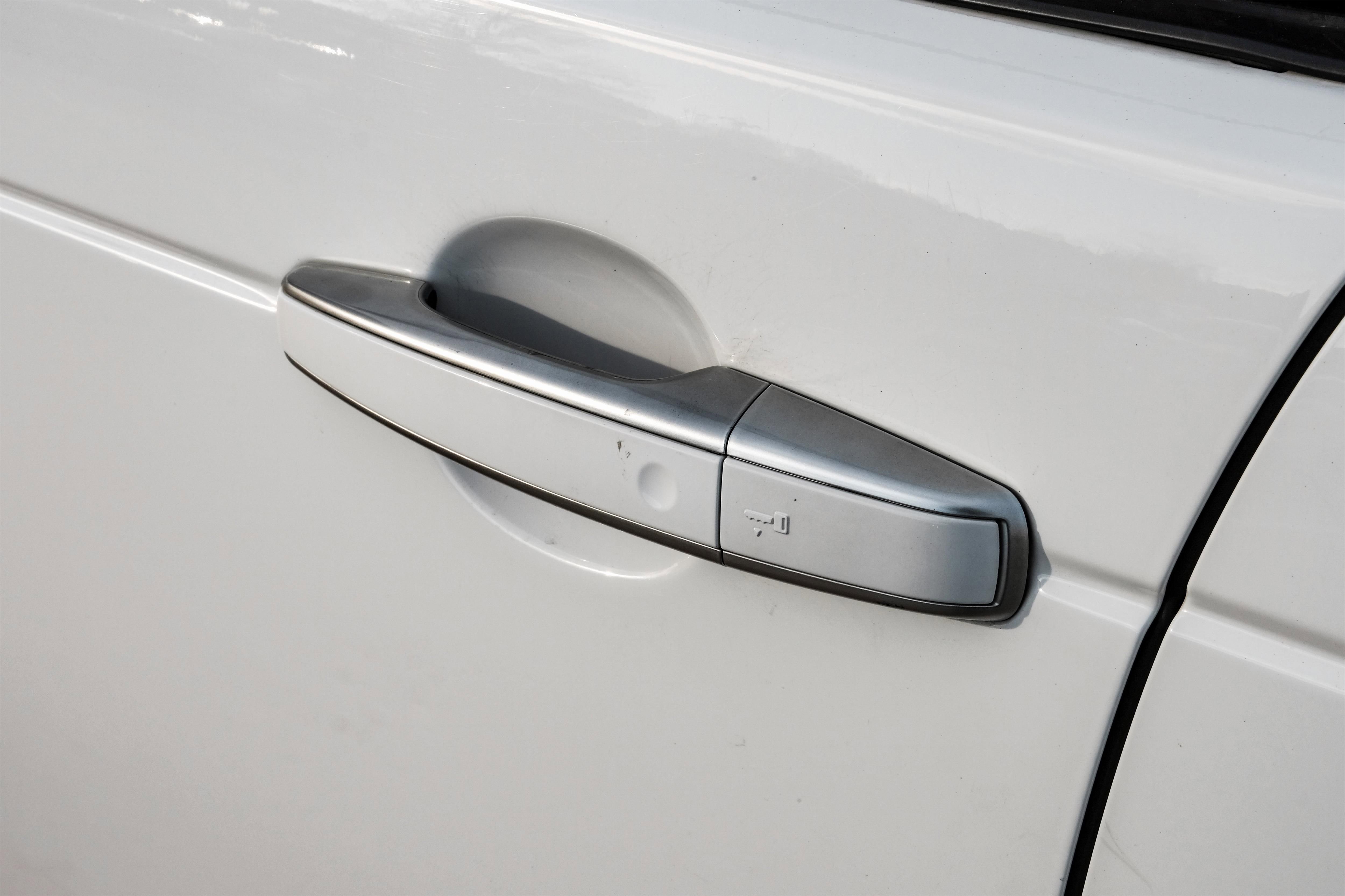 Used 2020 Land Rover Discovery HSE Luxury image 40