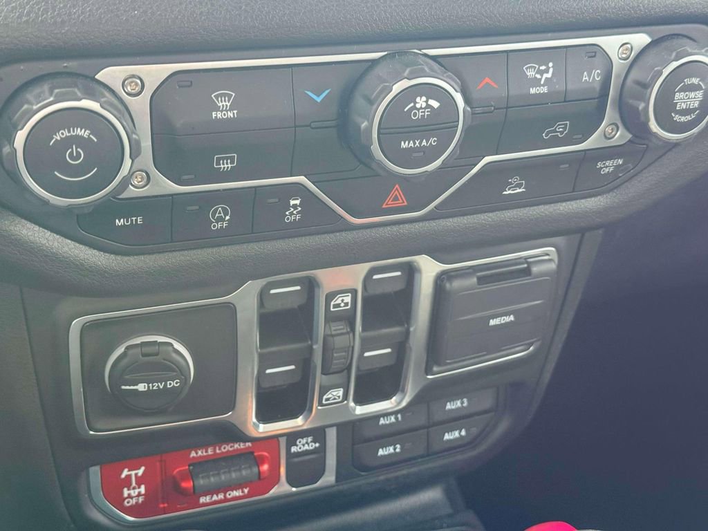 Used 2025 Jeep Wrangler Willys AWD/4WD image 21