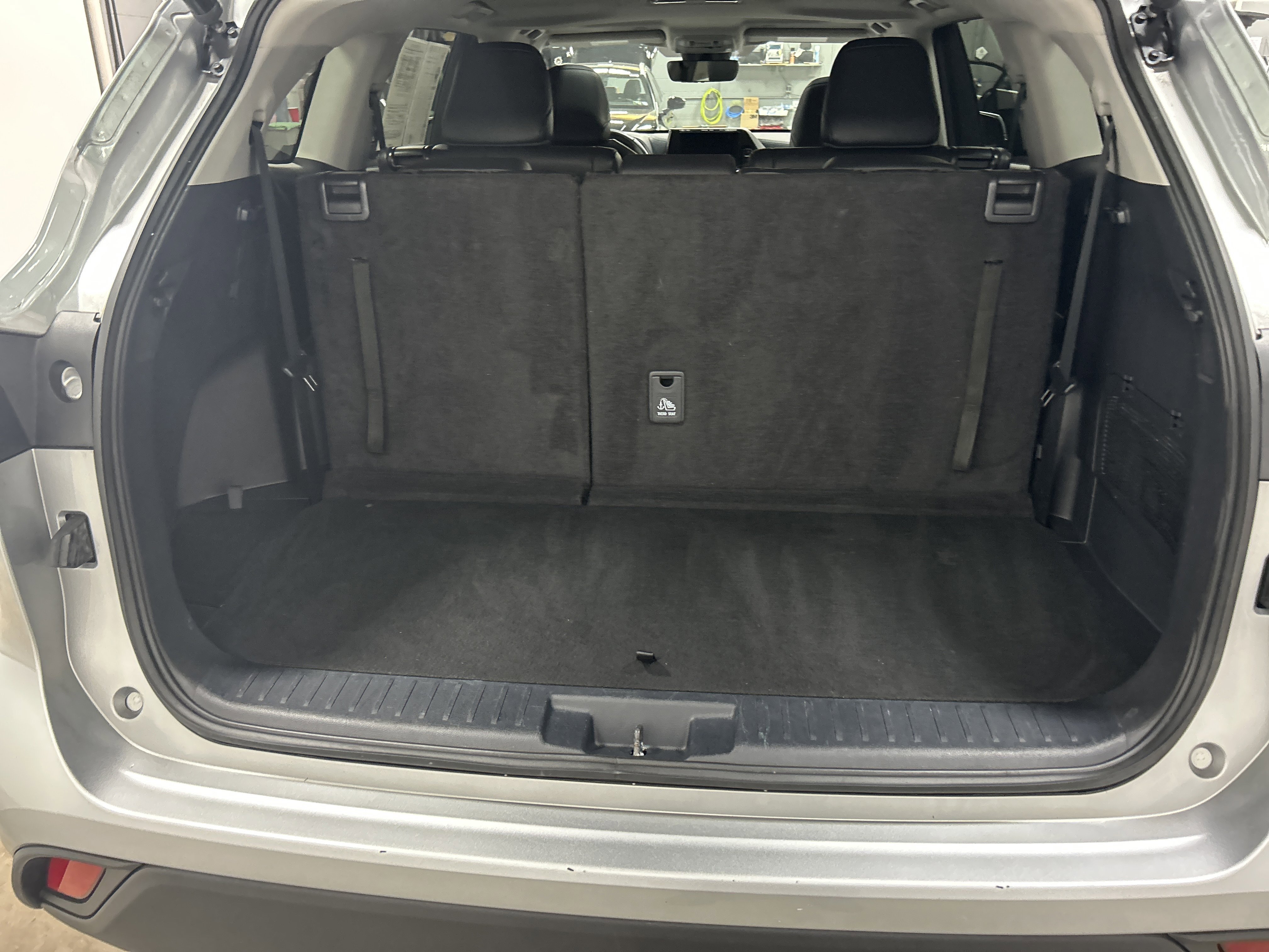 Used 2023 Toyota Highlander XLE image 30