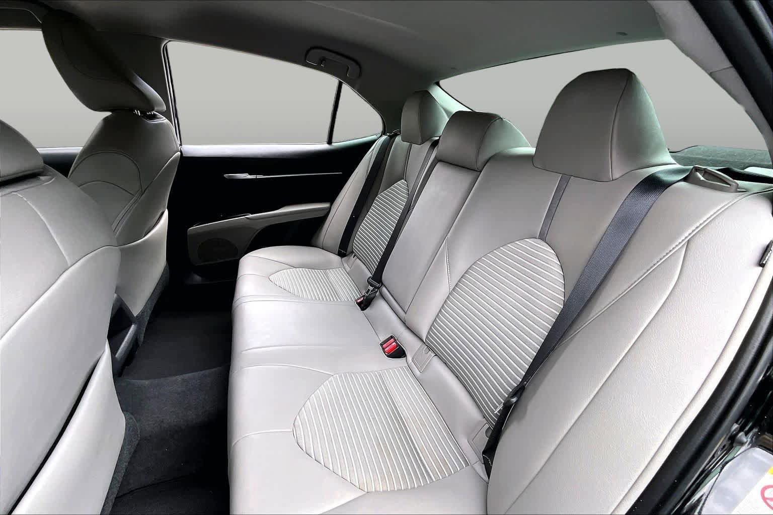 Used 2018 Toyota Camry SE w/ Convenience Package FWD image 19