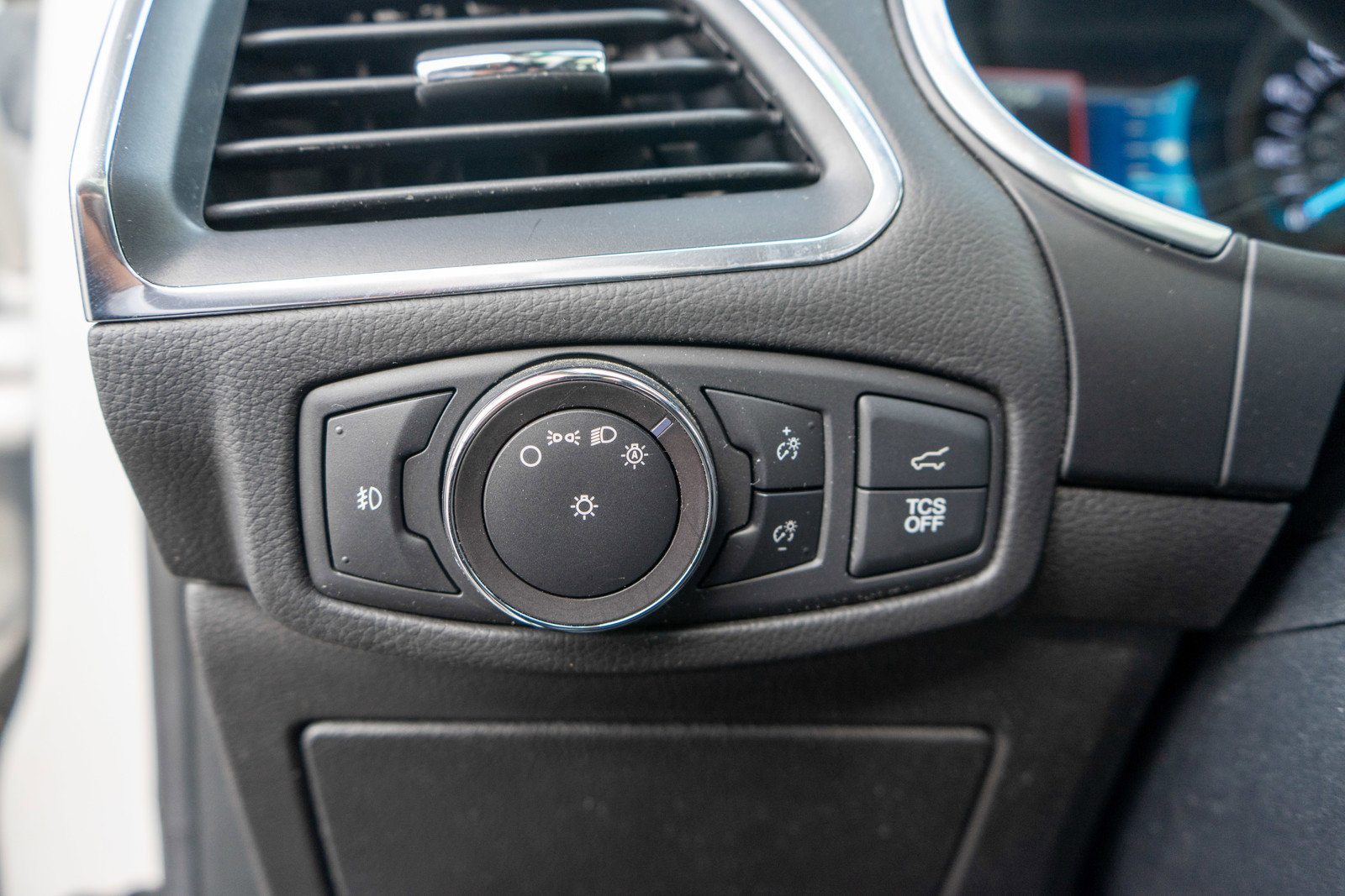 Used 2019 Ford Edge Titanium w/ Equipment Group 301A AWD/4WD image 17