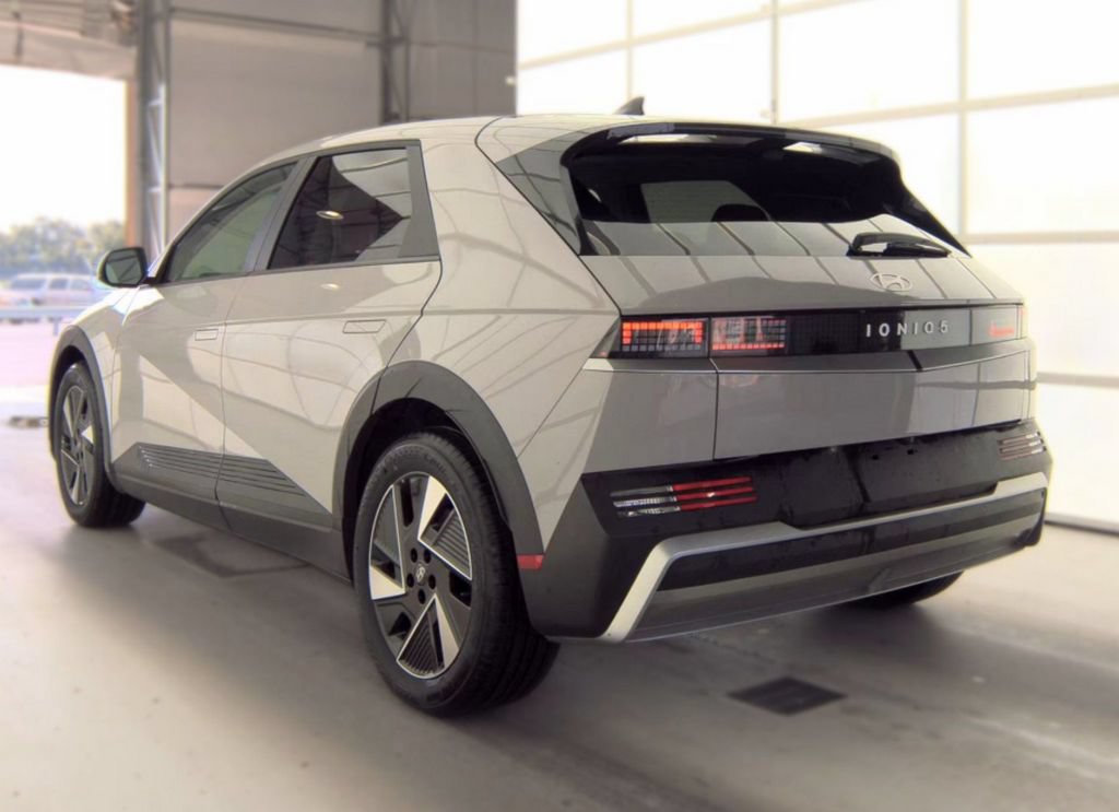 Used 2025 Hyundai Ioniq 5 SE RWD image 3