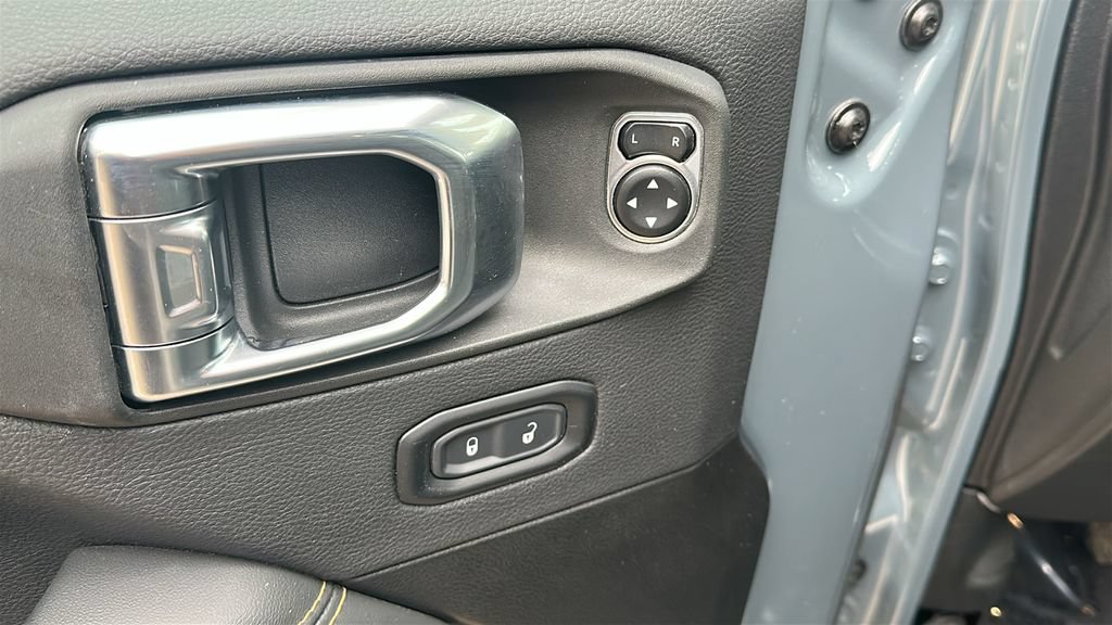 Used 2025 Jeep Wrangler Unlimited Sahara w/ Safety Group AWD/4WD image 13