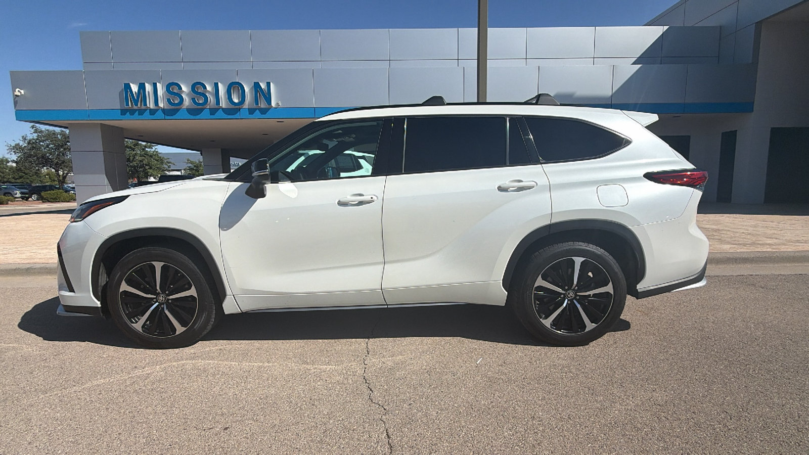 Used 2021 Toyota Highlander XSE FWD image 4