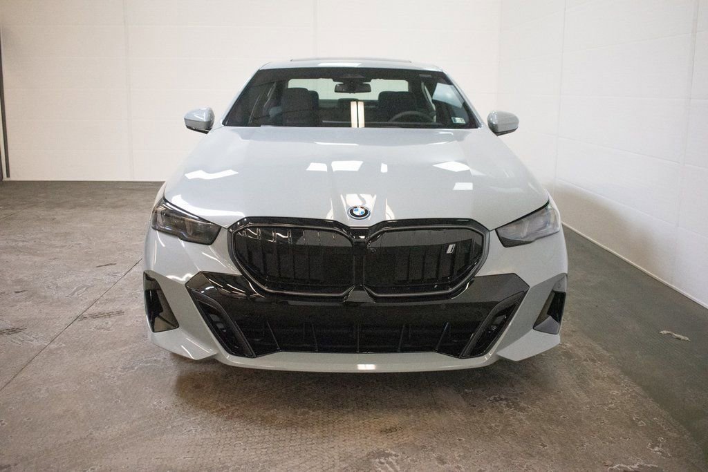 New 2026 BMW i5 eDrive40 w/ M Sport Package AWD/4WD image 2