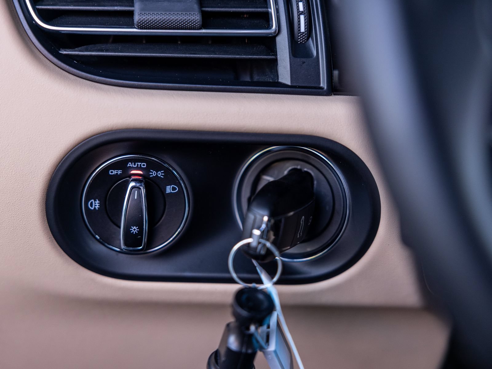 Certified 2024 Porsche Macan AWD/4WD image 49