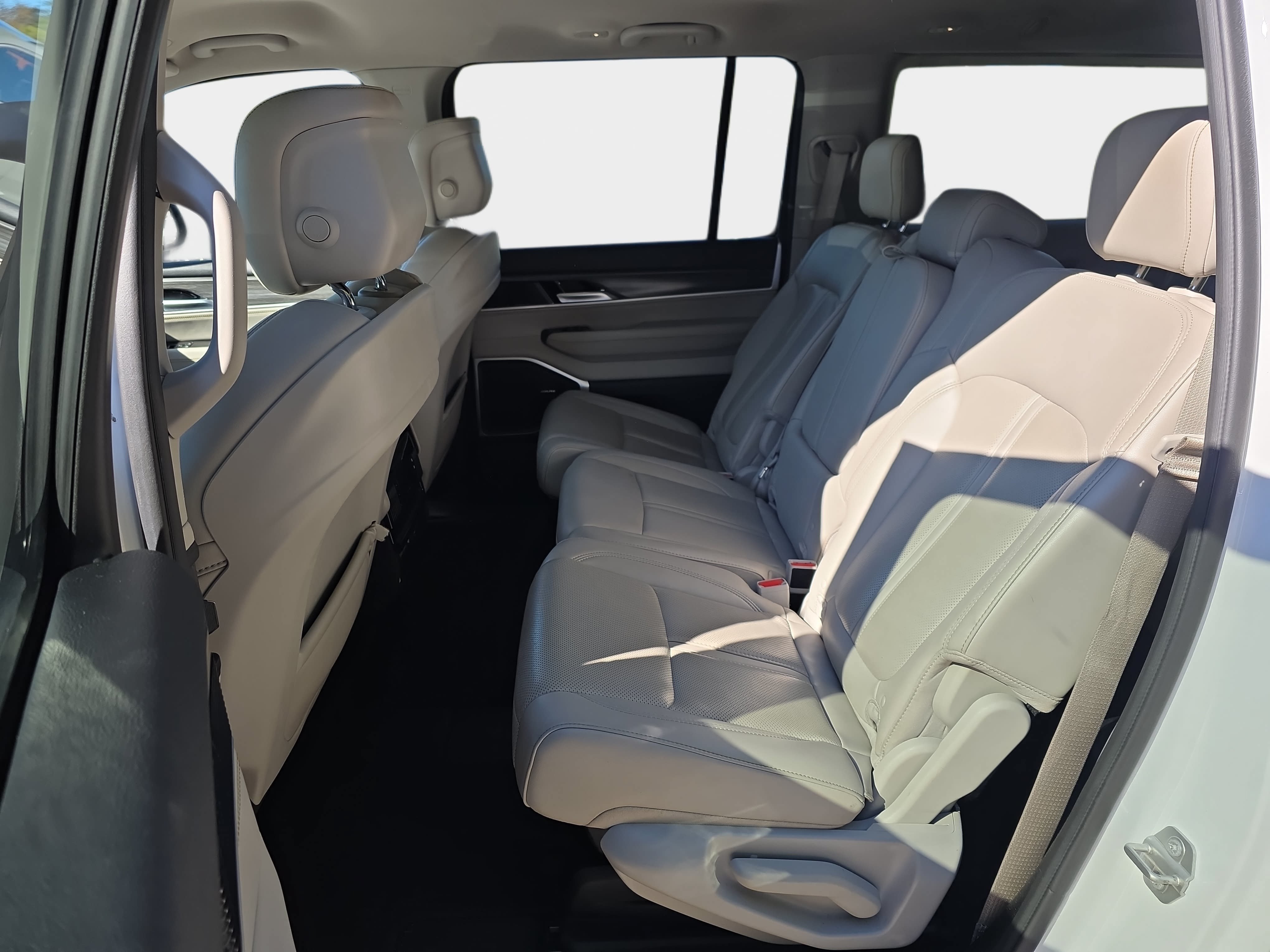 Used 2024 Jeep Wagoneer L Series III AWD/4WD image 9