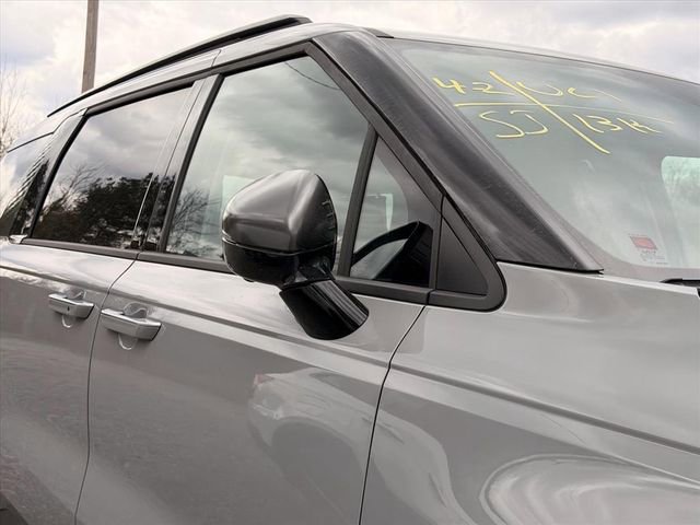 Used 2025 Kia Carnival SX w/ SX Dark Edition Package image 13