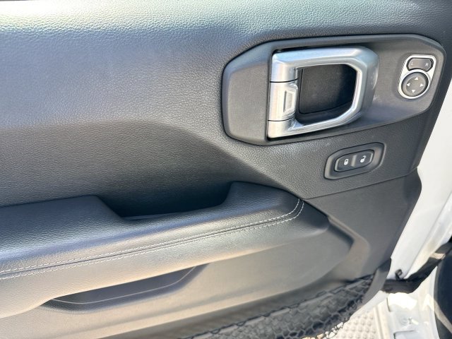 Used 2018 Jeep Wrangler Unlimited Sahara AWD/4WD image 13
