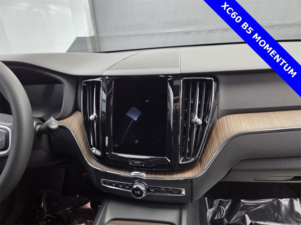 Used 2022 Volvo XC60 B5 Momentum image 24