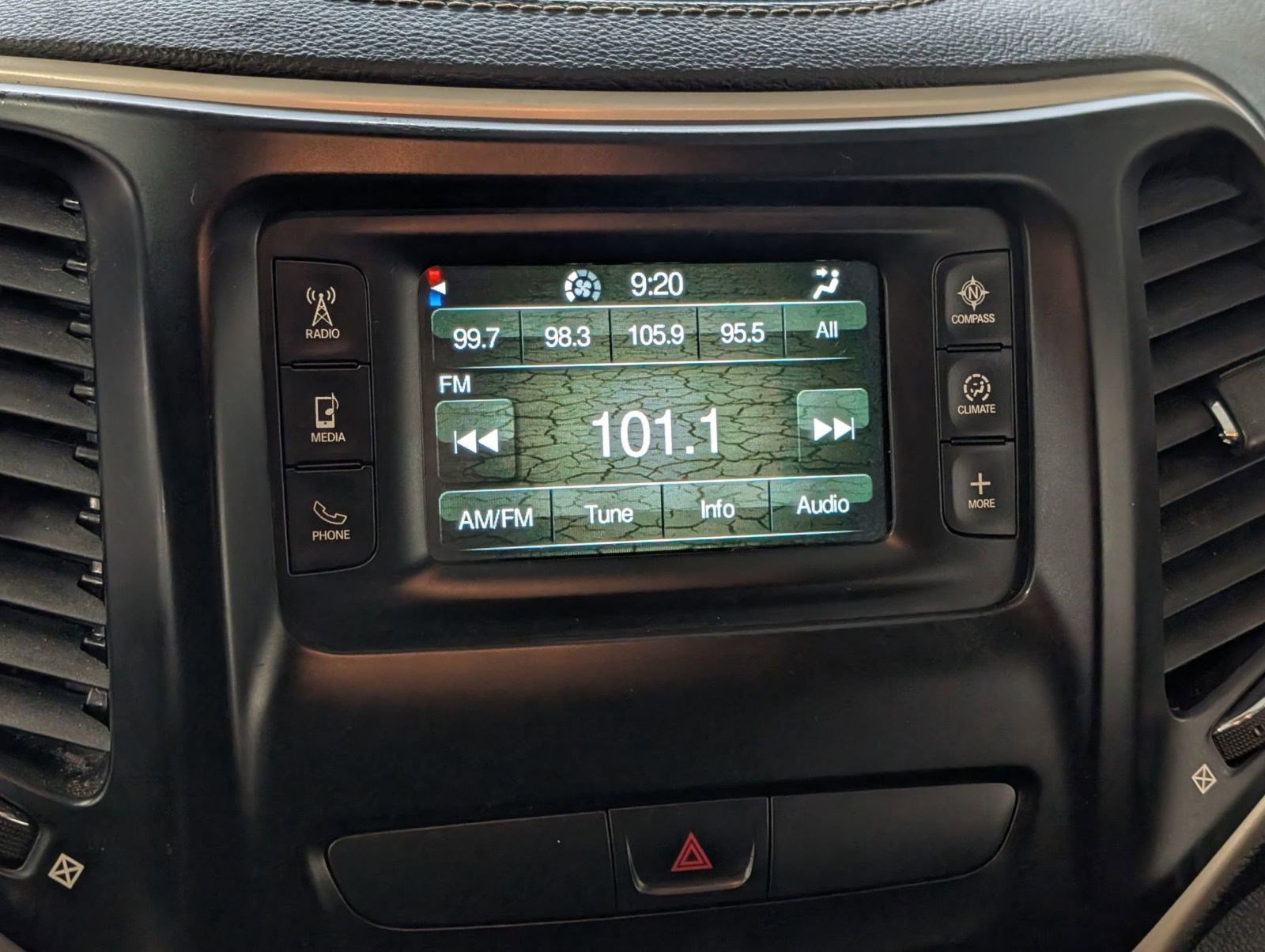 Used 2016 Jeep Cherokee Latitude image 23