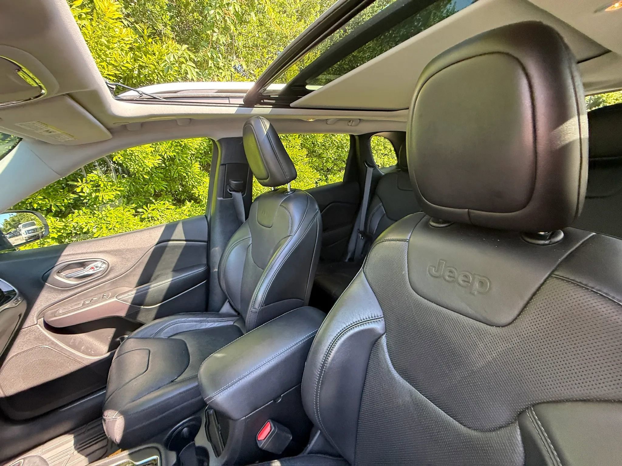 Used 2021 Jeep Cherokee Limited w/ Elite Package AWD/4WD image 2