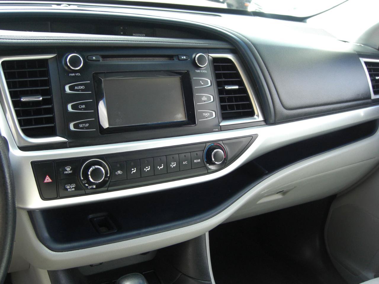 Used 2017 Toyota Highlander LE w/ Carpet Mat Package FWD image 9