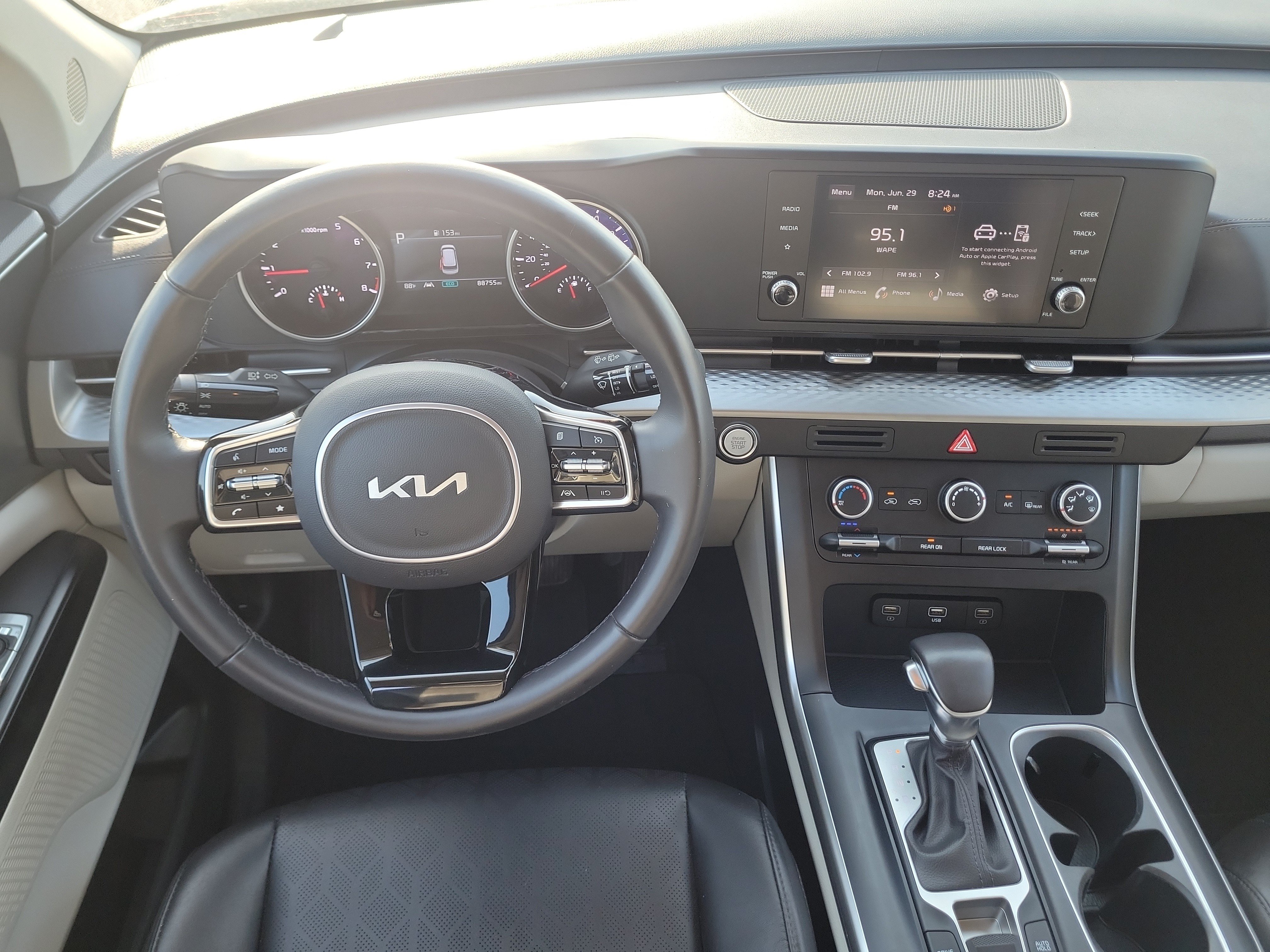 Used 2023 Kia Carnival LX FWD image 16