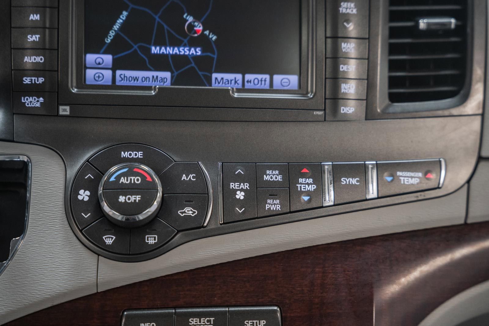 Used 2011 Toyota Sienna Limited w/ Premium Pkg image 30