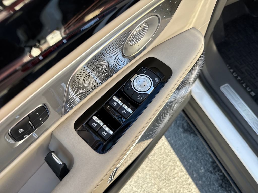 Used 2025 Lincoln Nautilus Reserve AWD/4WD image 9