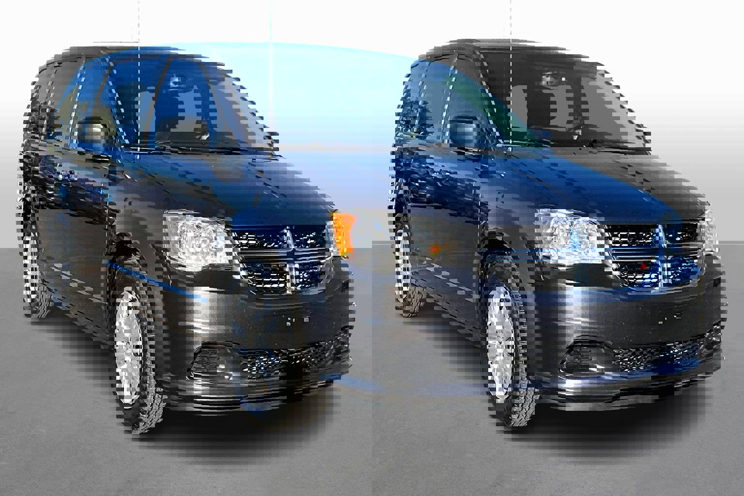 Used 2018 Dodge Grand Caravan SE w/ UConnect Hands-Free Group image 10