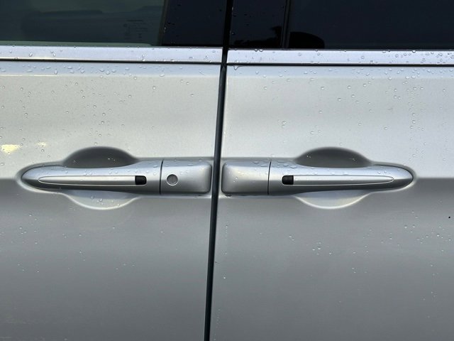 Used 2024 Chrysler Pacifica Touring-L image 13