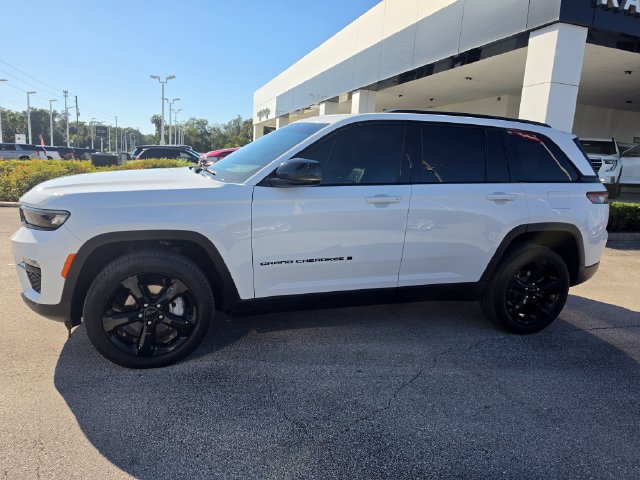 Used 2024 Jeep Grand Cherokee Limited w/ Black Appearance Package AWD/4WD image 2