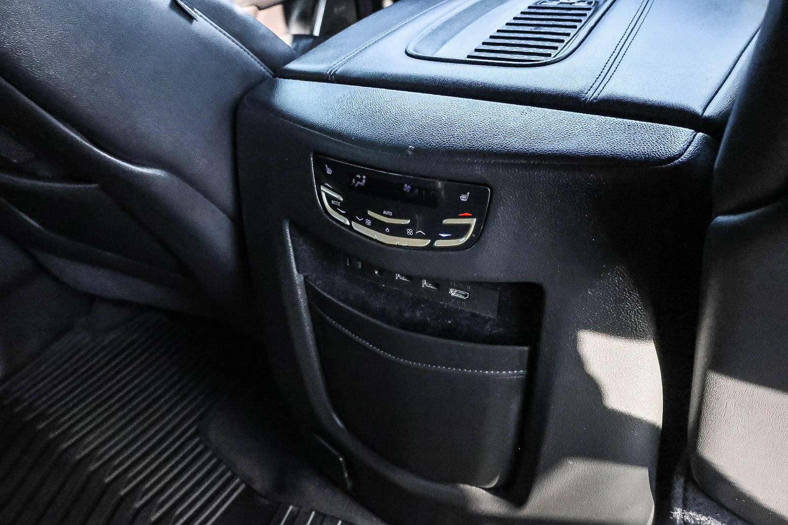 Used 2019 Cadillac Escalade Premium Luxury w/ Escalade Sport Edition AWD/4WD image 19
