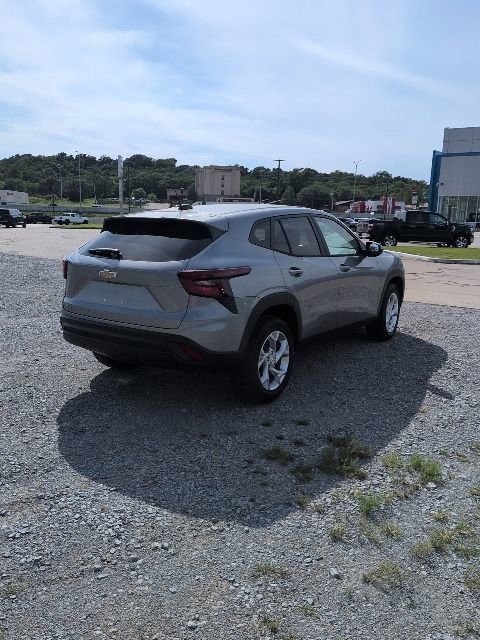 New 2026 Chevrolet Trax LS w/ LS Convenience Package FWD image 5