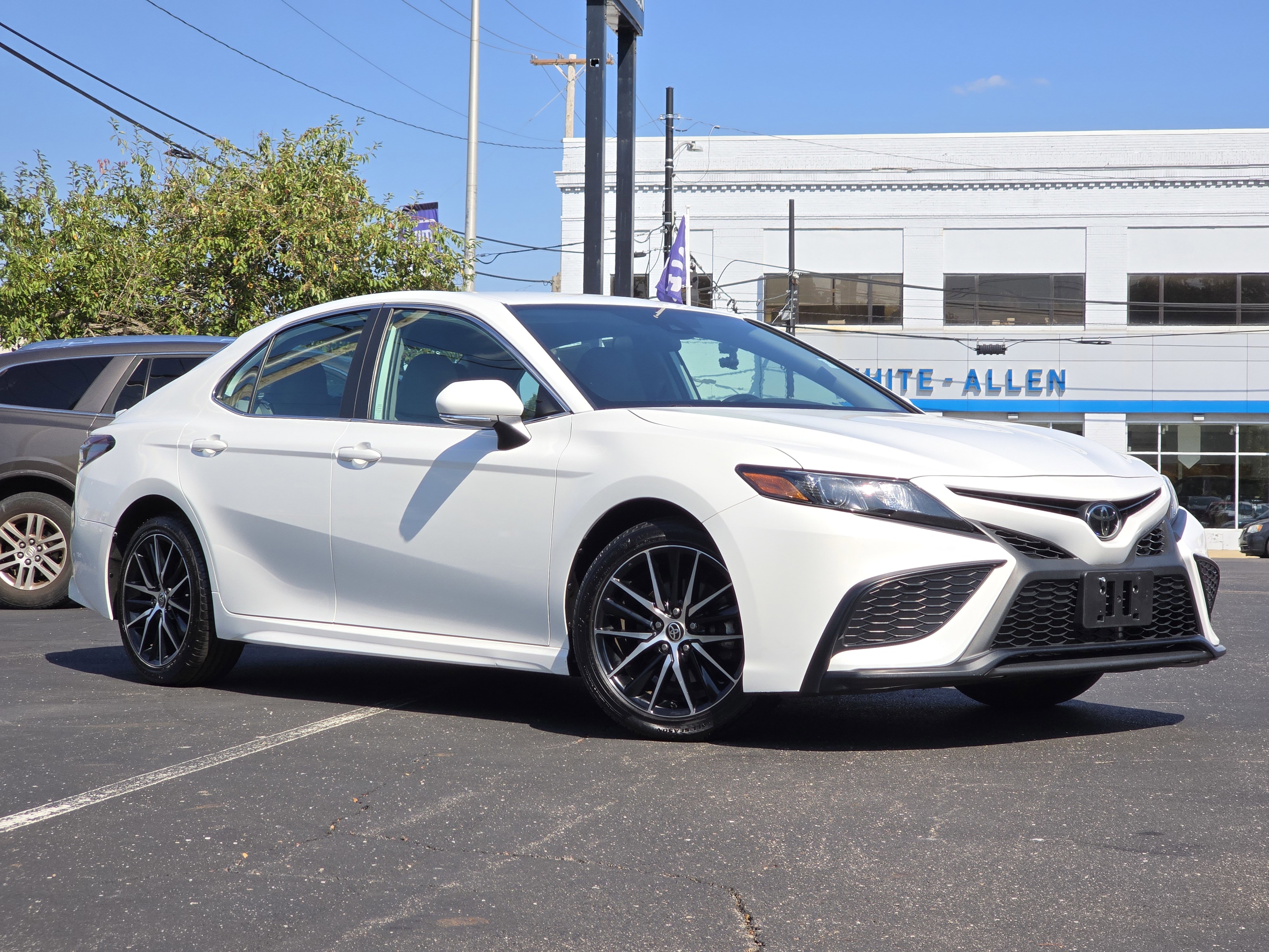 Used 2023 Toyota Camry SE image 2