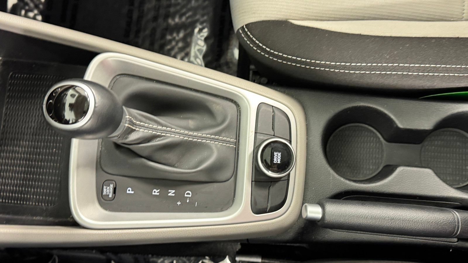 Used 2025 Hyundai Venue SEL FWD image 28