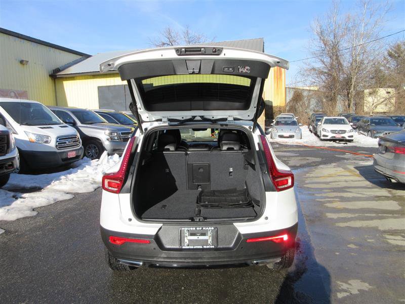 Used 2019 Volvo XC40 T4 R-Design image 5