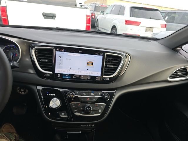 Used 2025 Chrysler Pacifica Select image 12