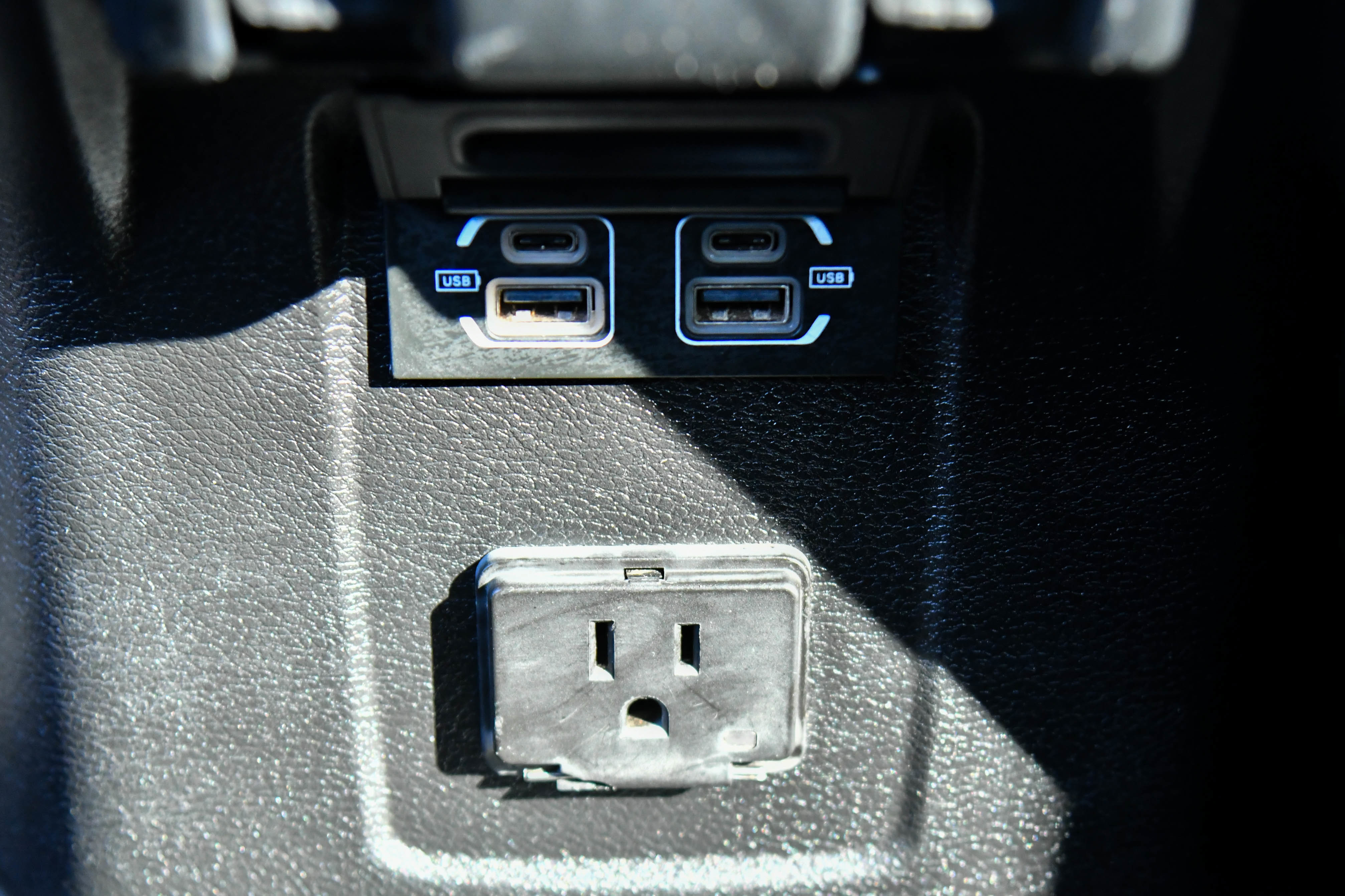 Used 2023 Jeep Gladiator Overland image 38