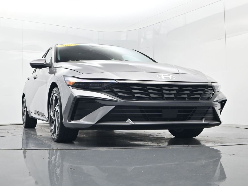 Used 2025 Hyundai Elantra SEL FWD image 44