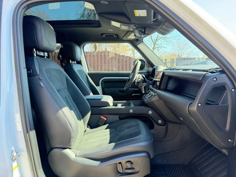 Used 2023 Land Rover Defender 90 V8 image 28