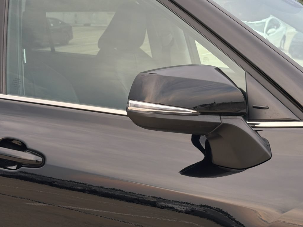 Used 2024 Toyota Highlander XLE AWD/4WD image 9