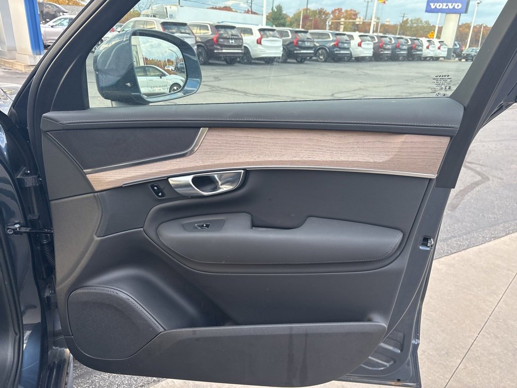 Certified 2025 Volvo XC90 B6 Plus image 37