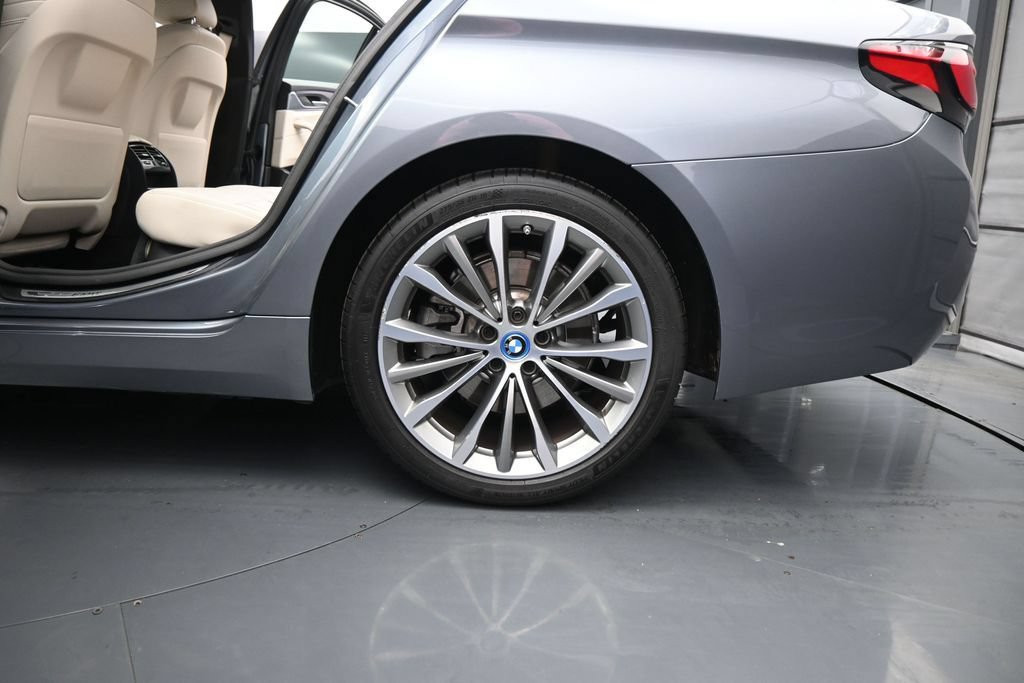 Used 2022 BMW 530e w/ Convenience Package RWD image 18