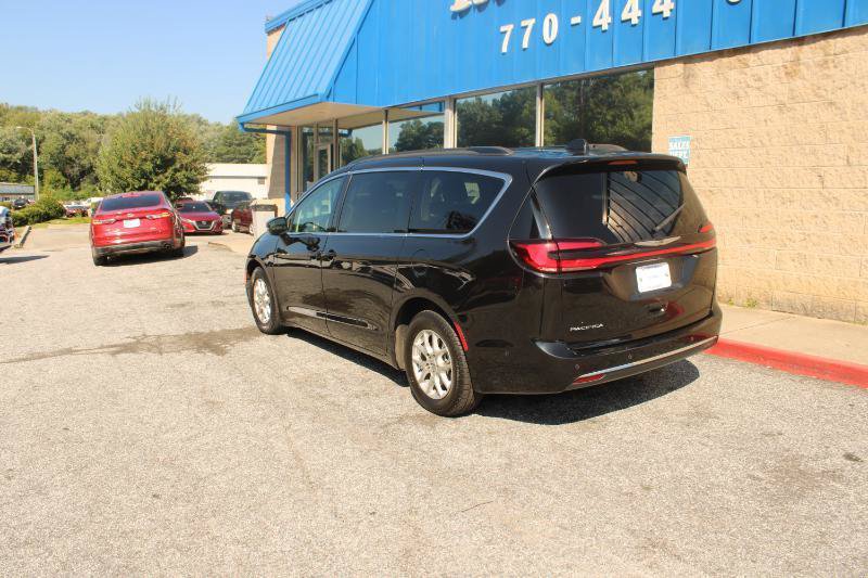 Used 2022 Chrysler Pacifica Touring-L w/ Uconnect Theater Family Group FWD image 4