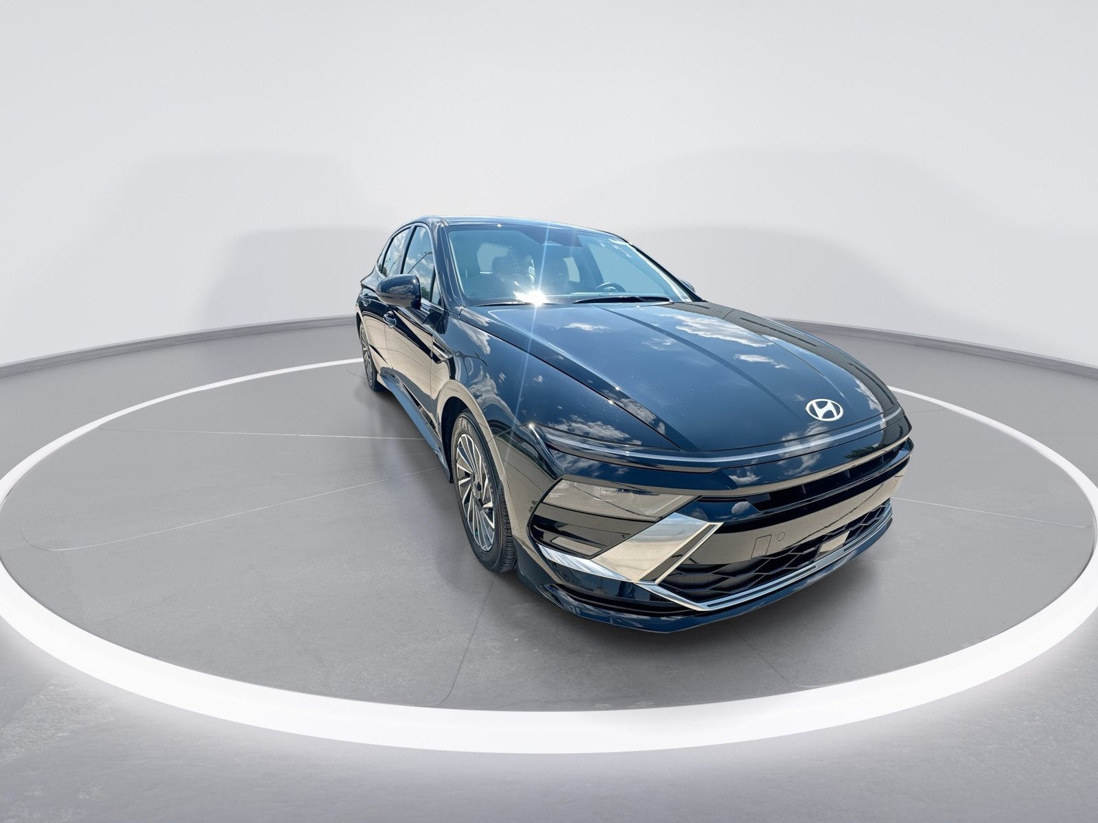 Used 2025 Hyundai Sonata SEL FWD image 2