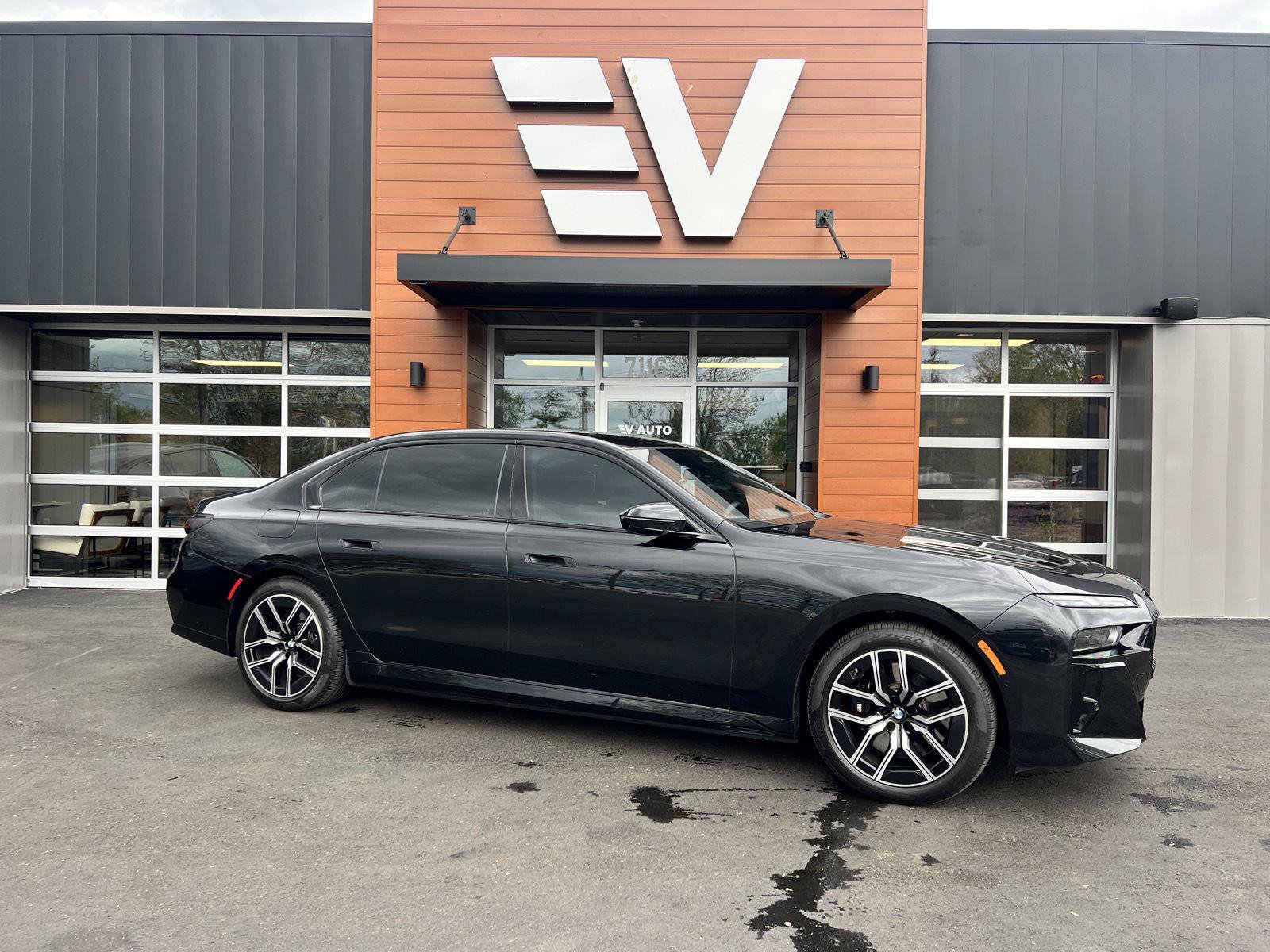 Used 2023 BMW i7 xDrive60 w/ Parking Assistance Package AWD/4WD image 1