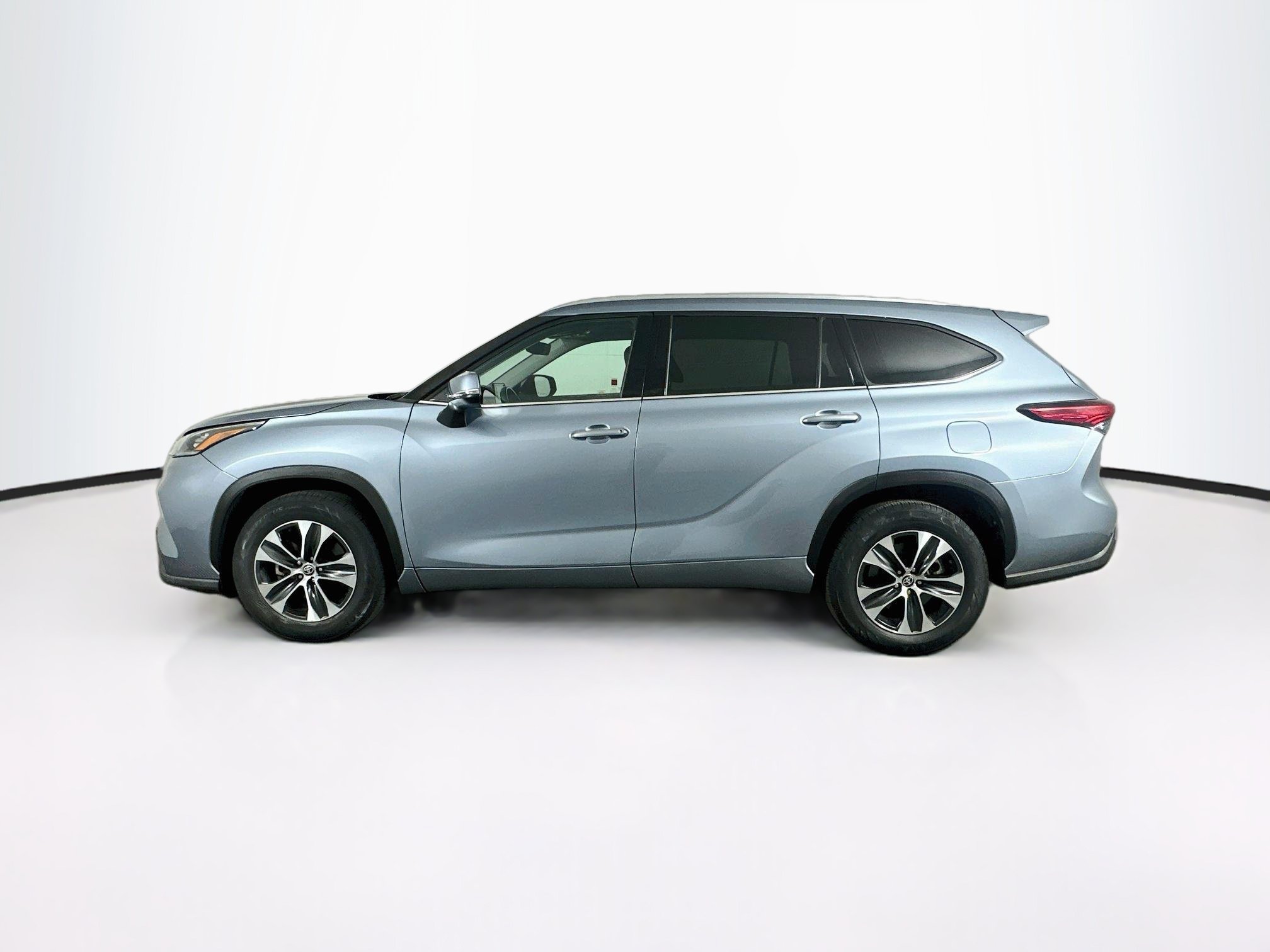Used 2020 Toyota Highlander XLE FWD image 4