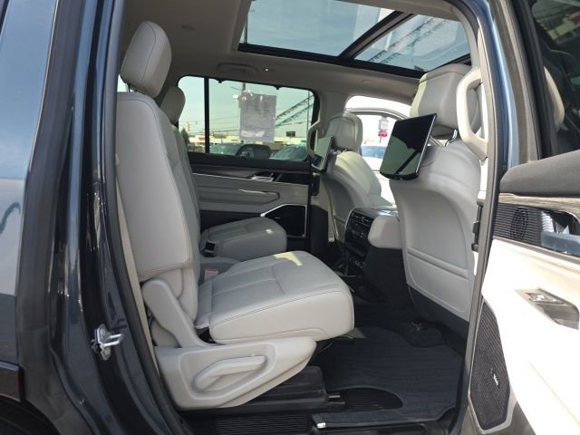 Used 2024 Jeep Wagoneer Series III w/ Premium Group I AWD/4WD image 57