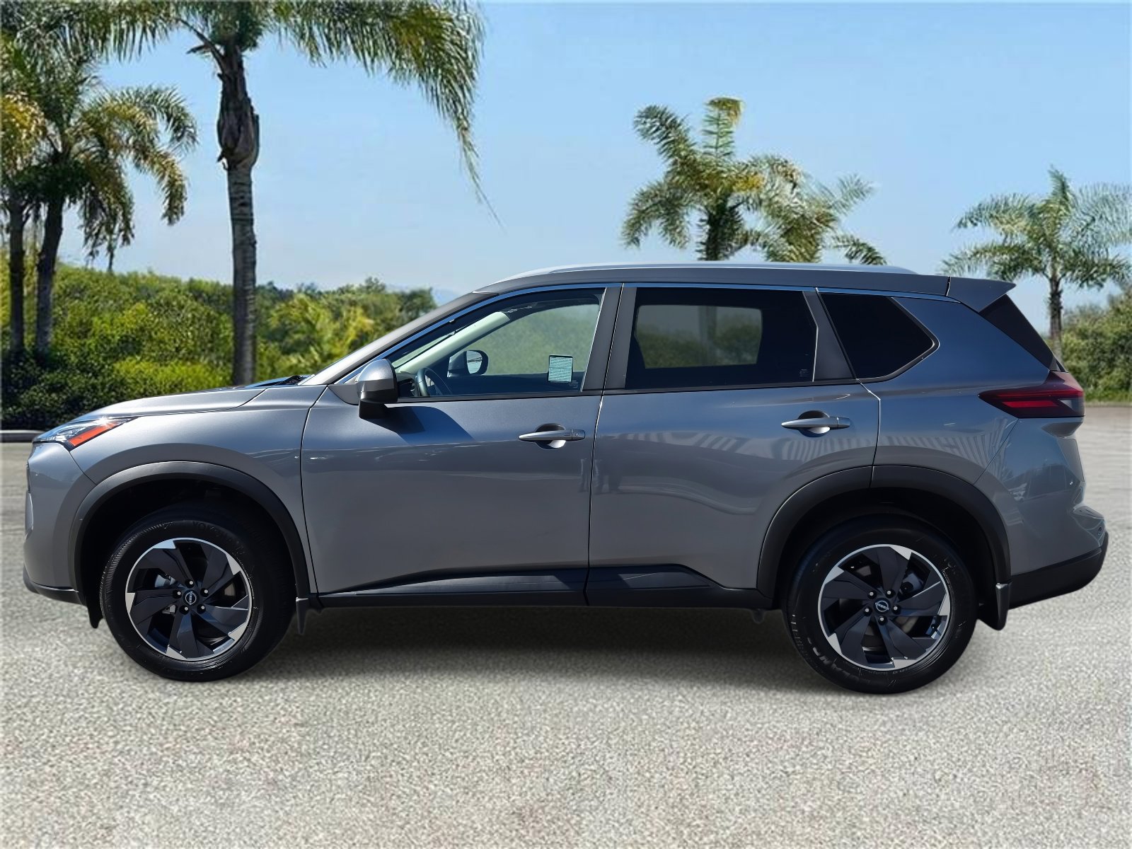 Used 2024 Nissan Rogue SV w/ SV Premium Package FWD image 2