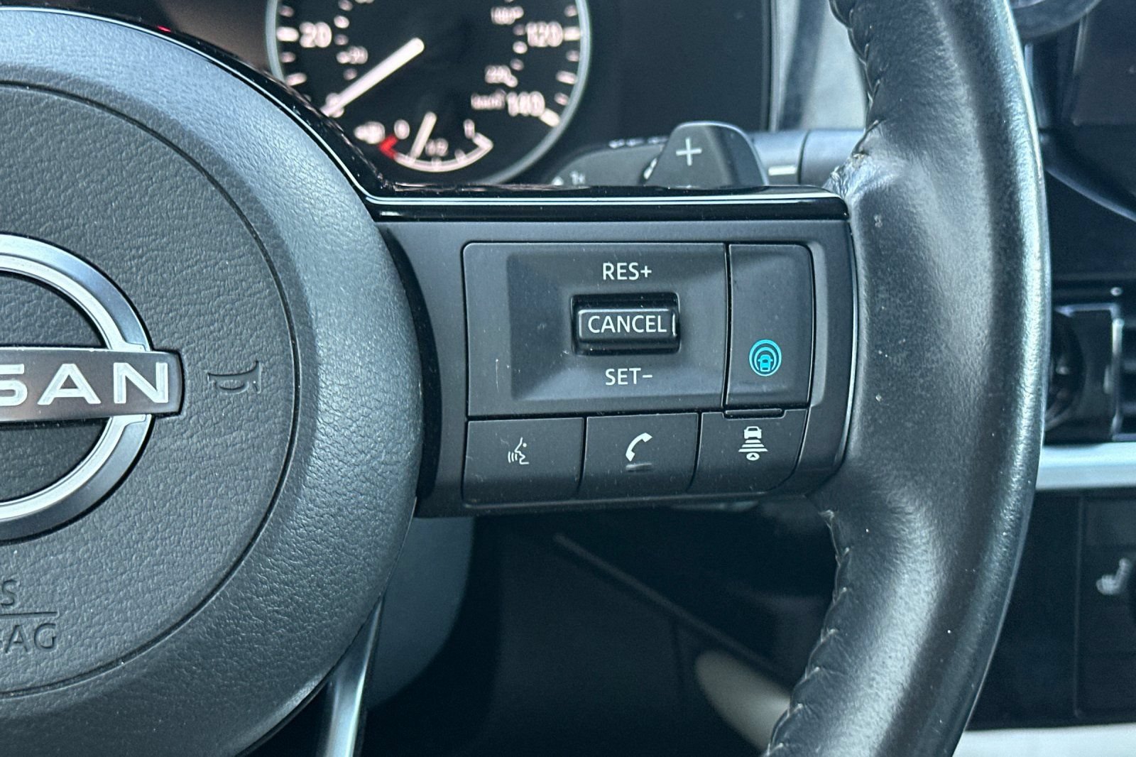 Used 2022 Nissan Pathfinder SV w/ SV Black Package FWD image 33