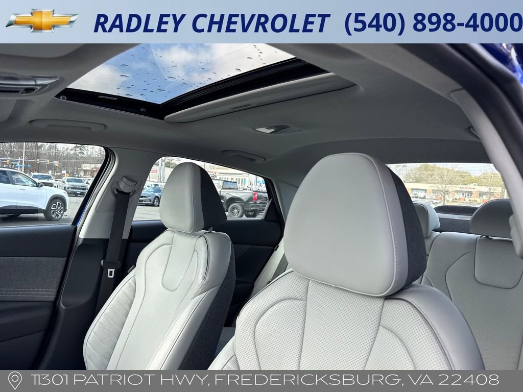 Used 2025 Hyundai Elantra Limited image 2