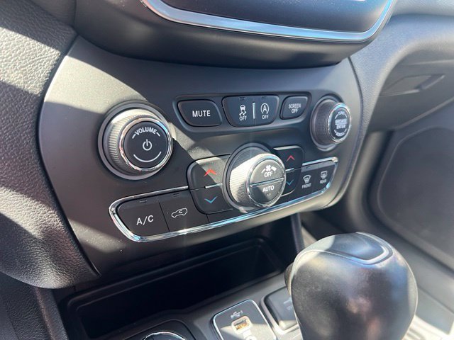 Used 2019 Jeep Cherokee Trailhawk w/ Cold Weather Group AWD/4WD image 15