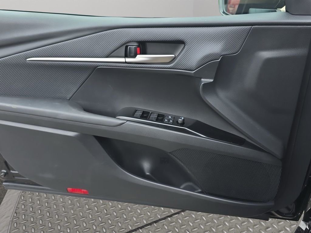 Used 2025 Toyota Camry SE image 14