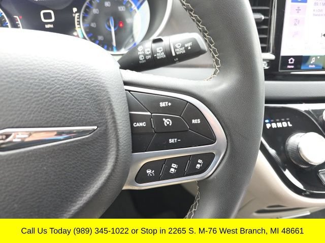Used 2023 Chrysler Pacifica Touring-L FWD image 22