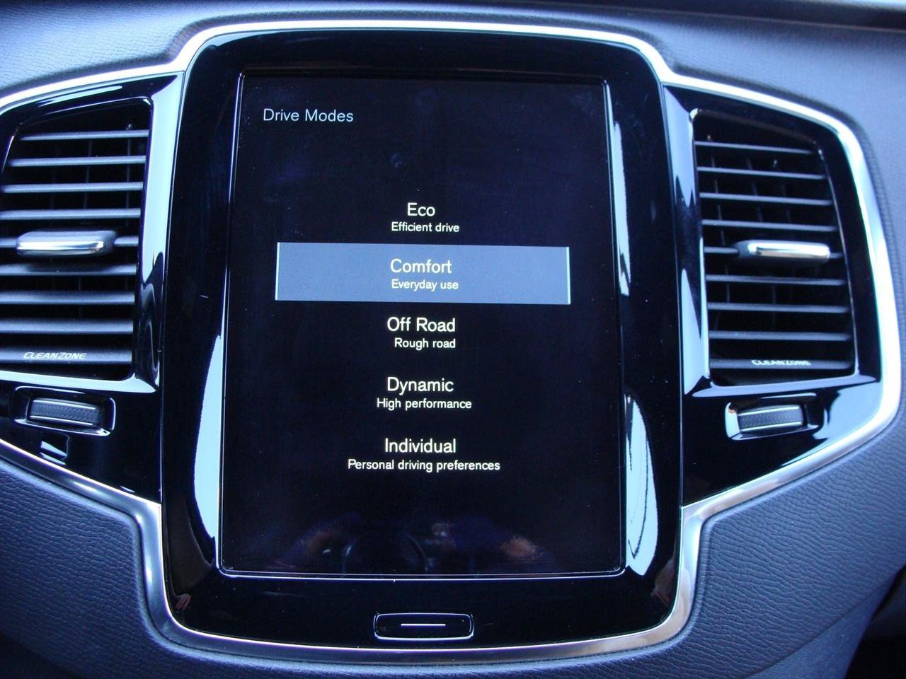Used 2016 Volvo XC90 T6 Momentum w/ Momentum Plus Package AWD/4WD image 24