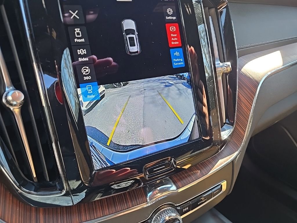 Certified 2023 Volvo XC60 T8 Ultimate w/ Protection Package Premier image 24